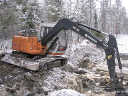 Gr�vning av f�rdjupningen �t kistorna.