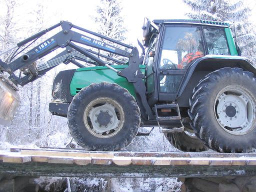 Traktor p� bron.