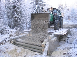 P�fyllning av kistan.